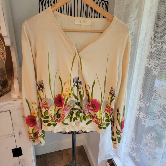 Vintage Sweaters - Cream Floral Women's Printed Pattern Cardigan
